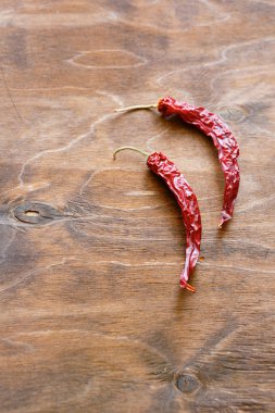 Ahşap arka planda kırmızı kırmızı kırmızı biber