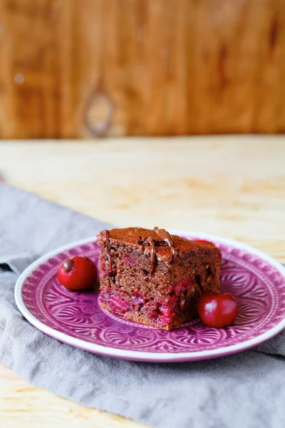 Morceau de brownies au chocolat sur une assiette — Photo