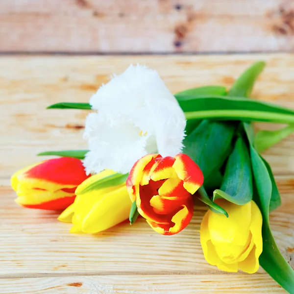 Flores da primavera na mesa — Fotografia de Stock