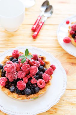 Ahududu ve kuş üzümü ile tartlets