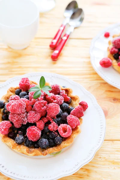 Tartaletas con frambuesas y grosellas — Foto de Stock