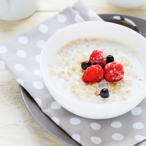 Havregrynsgröt till frukost — Stockfoto