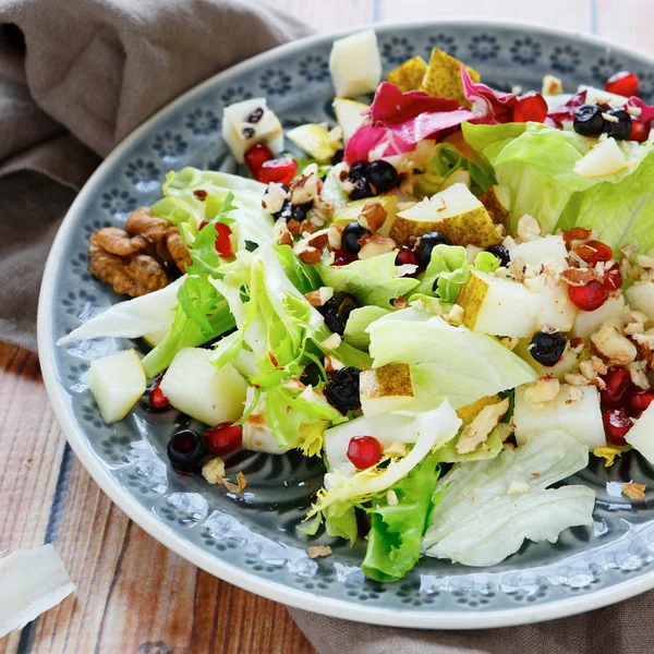 Fresh salad with pears — Stock Photo, Image