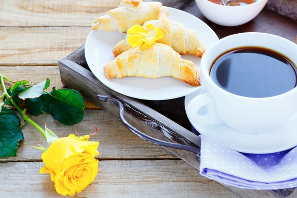 Cup of coffee and croissants — Stock Photo, Image