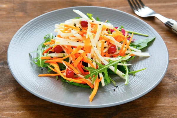 Salada com aipo e cenouras , — Fotografia de Stock