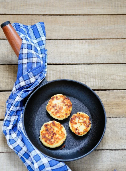 Krapfen in der Pfanne — Stockfoto