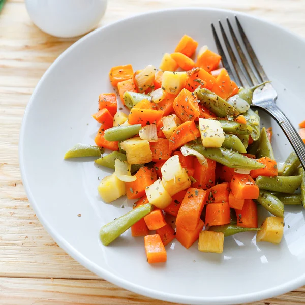 Geroosterde groene boontjes en wortelen — Stockfoto