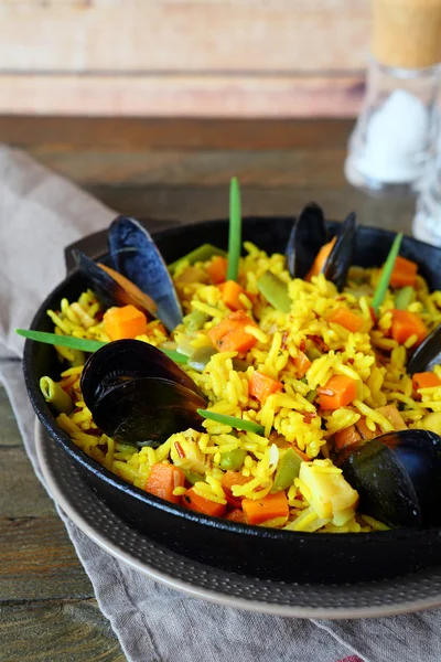 Paella with mussels in a pan — Stock Photo, Image