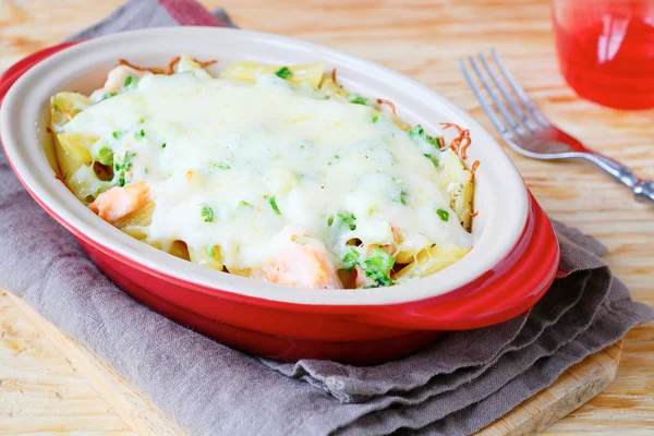 Gryta med lax och pasta — Stockfoto