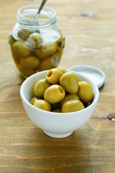 Зеленые оливки в белой чаше — стоковое фото