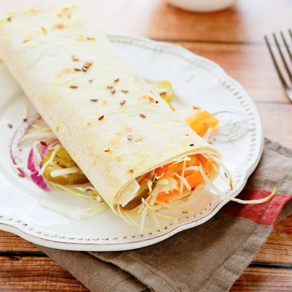 Pan de pita con ensalada en el medio — Foto de Stock