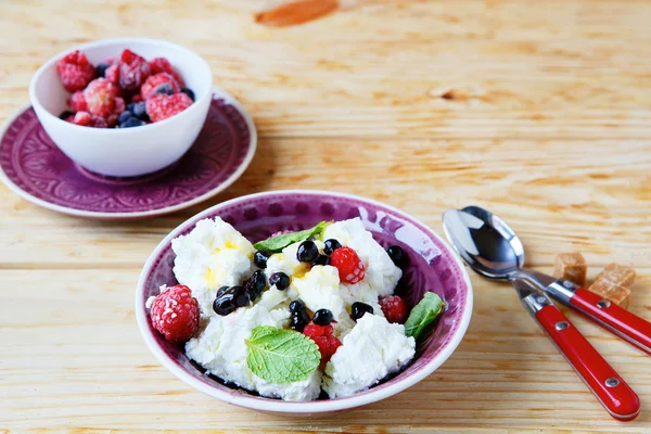 Breakfast cottage cheese and berries — Stock Photo, Image