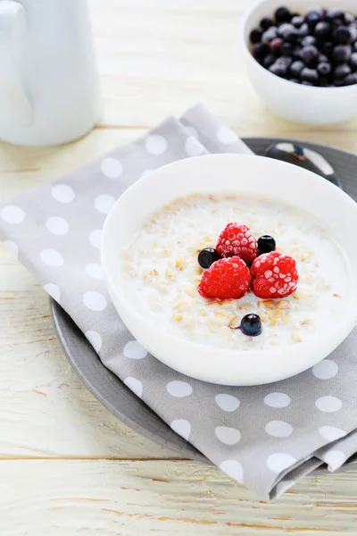 Havregrynsgröt med bär, hälsosam frukost — Stockfoto