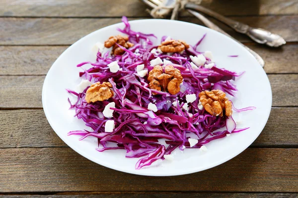 Salada apetitosa com repolho — Fotografia de Stock