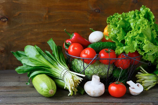 Verduras frescas sobre la mesa — Foto de Stock