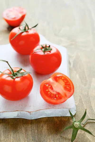 Färska tomater på bordet — Stockfoto