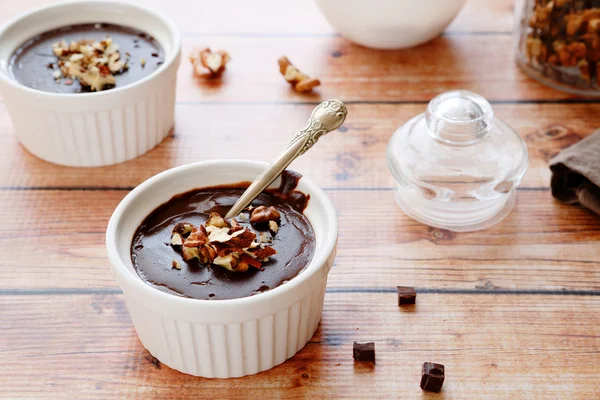 Pudding au chocolat dans un plat de cuisson — Photo