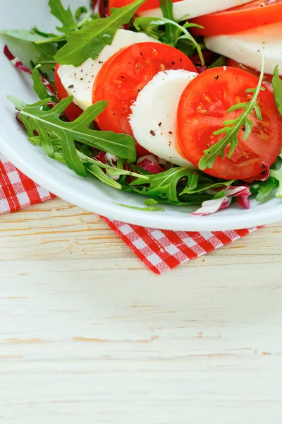 Salada com tomate fresco e queijo — Fotografia de Stock