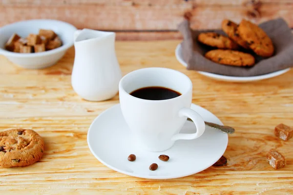 Café en taza blanca y galletas — Foto de Stock