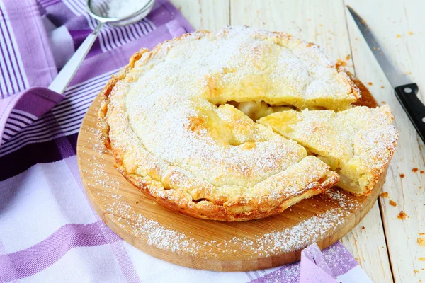 Grande tarte aux pommes dorée rustique — Photo