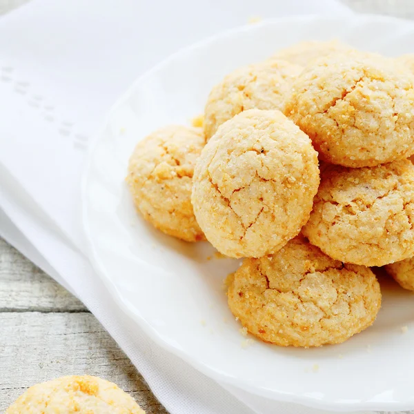 Mini amandel cookies op witte plaat — Stockfoto