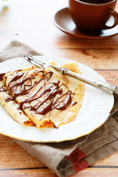 Franse pannenkoeken met chocolade saus — Stockfoto