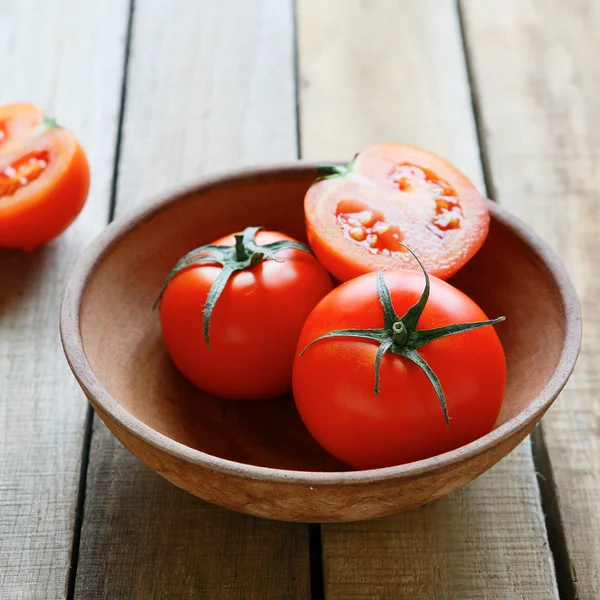 Fresh tomatoes in an old bowl — Stock Photo, Image