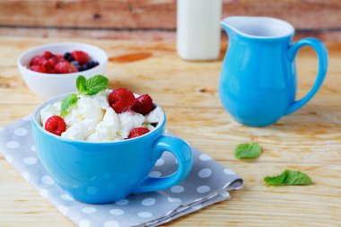 fincan süzme peynir çilek ile