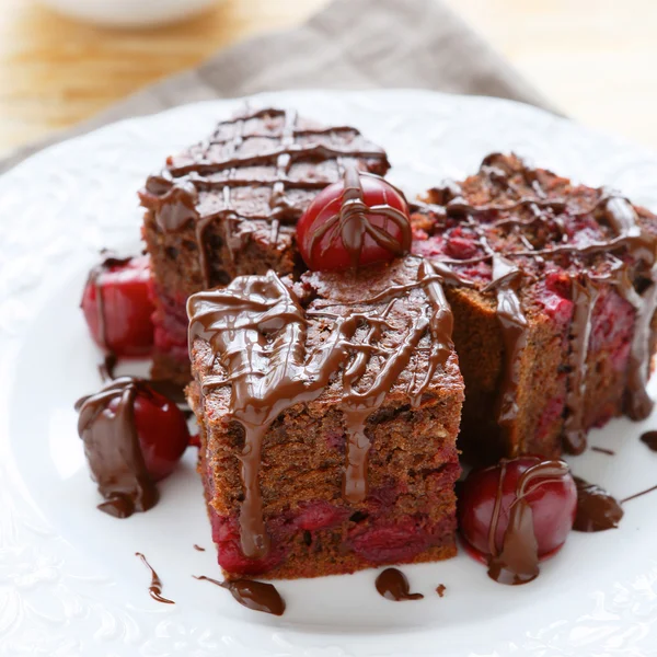 Rodajas de brownie con cerezas —  Fotos de Stock