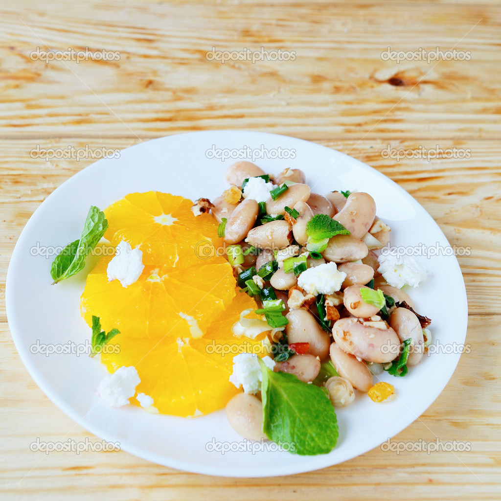 Ensalada con las setas y frijoles para el invierno Ensalada con las setas y frijoles para el invierno