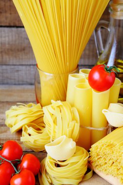 karışık makarna ve kırmızı domates