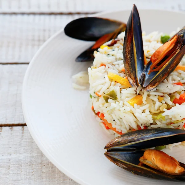 Rice side dish with mussels — Stock Photo, Image