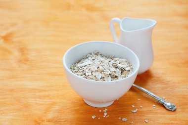 Beyaz bir kasede yulaf ezmesi