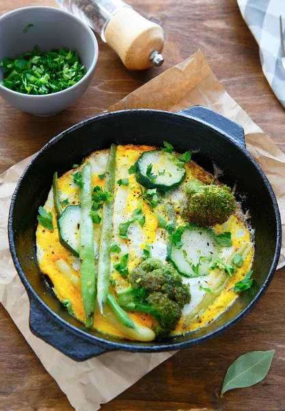 Omelete com abobrinha e feijão verde em uma panela — Fotografia de Stock