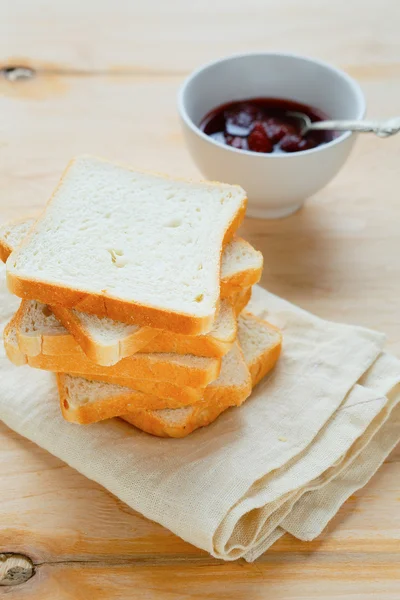 Stapel van wit brood en jam in een kom — Stockfoto