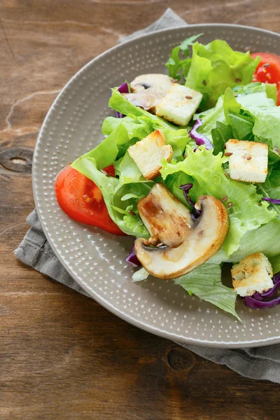 Appetizing salad with croutons and mushrooms — Stock Photo, Image