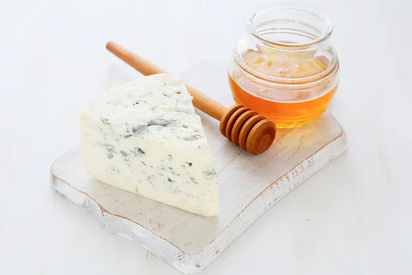 Morceau de fromage bleu et de miel — Photo