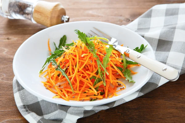 Salada com cenouras frescas — Fotografia de Stock