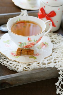 eski porselen fincan çay ile