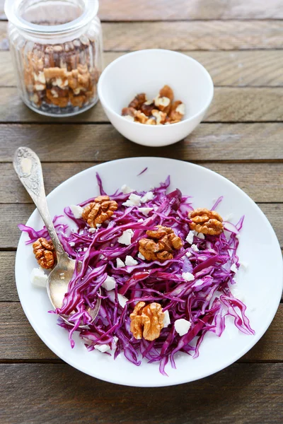 Salad kubis dengan irisan keju — Stok Foto