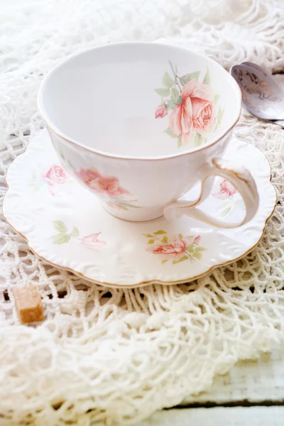 Vieja taza de porcelana —  Fotos de Stock