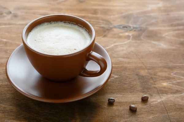 Cappuccino in einer braunen Tasse — Stockfoto