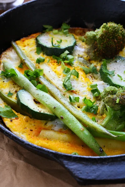 Pieczone warzywa i jajecznicę na patelni — Zdjęcie stockowe