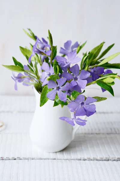 Bouquet de printemps sur la table — Photo