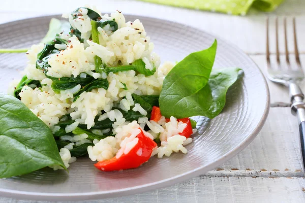 Arroz branco com espinafre cozido, close-up de alimentos — Fotografia de Stock