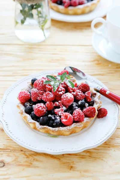 Mini torta com bagas — Fotografia de Stock