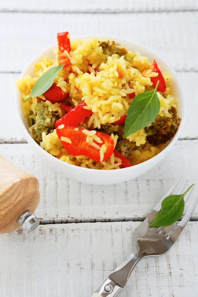 Pilaf vegetal em uma tigela branca — Fotografia de Stock