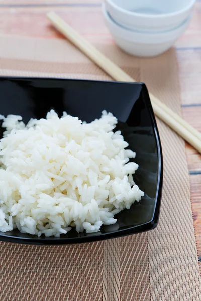 Siyah bir kapta beyaz pirinç — Stok fotoğraf