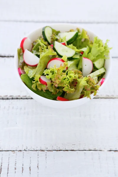 Ensalada fresca en un tazón — Foto de Stock