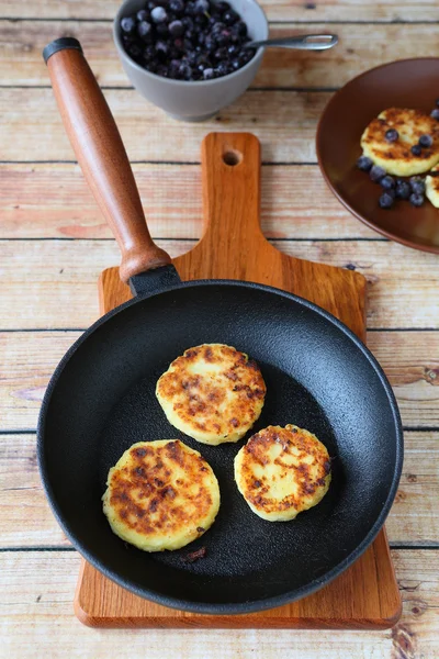 Cottage cheese pancakes with blueberries — Stock Photo, Image